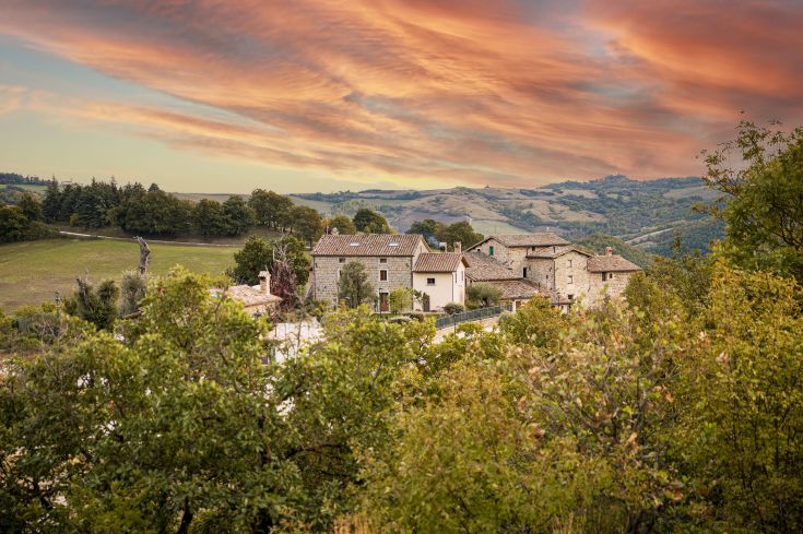 Un edificio circondato dalla natura umbra, ideale per una pausa tranquilla e rilassante.