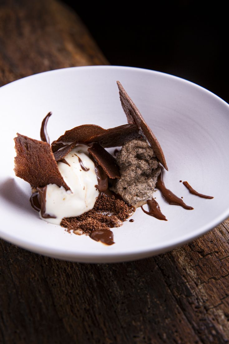 Un dessert al cioccolato con crema gelato e croccanti sfoglie di cacao.