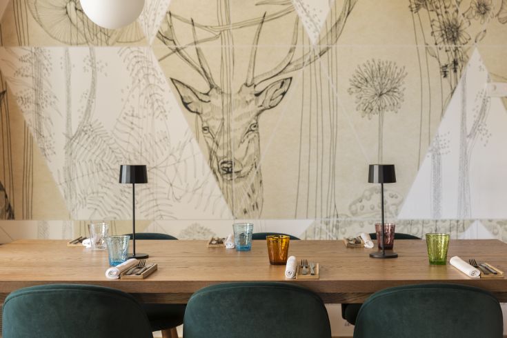 Un locale intimo per piacevoli cene, caratterizzato da un design curato e dettagli raffinati.