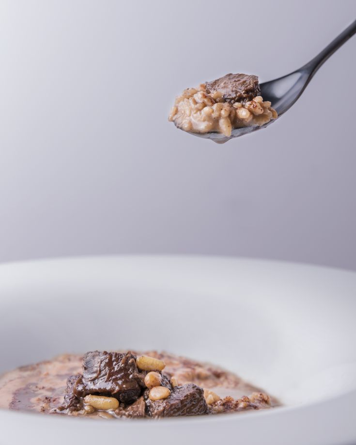 Porzione di crema di cereali con cioccolato e pinoli.