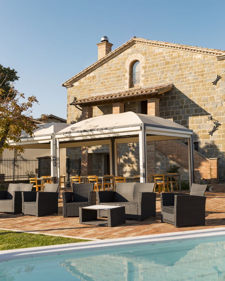 Un elegante edificio immerso nella tranquillità dell'Umbria, ideale per una pausa rilassante.