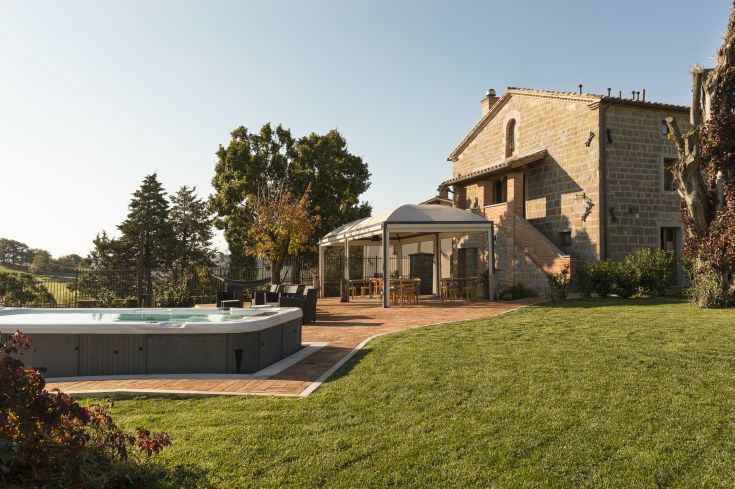 Un resort tranquillo in Umbria con piscina idromassaggio circondata dalla natura.