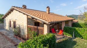 Ein Agriturismo mit Garten und Veranda, umgeben von Grün, perfekt für einen ruhigen Aufenthalt.