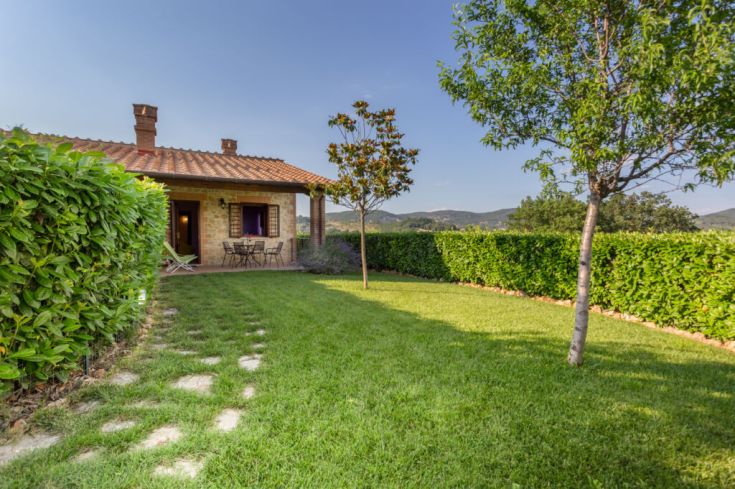 Ein gemütliches Agriturismo mit Garten und Ruhezonen, umgeben von der Natur.