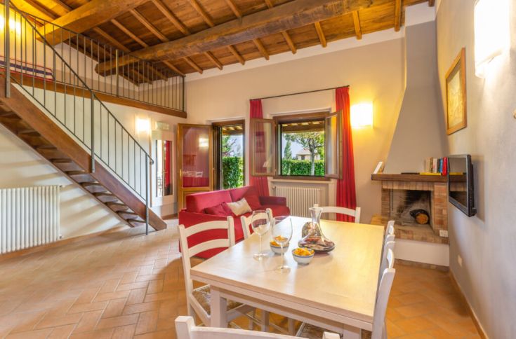 Gemütliche Wohnung mit Küche, Wohnzimmer und Kochnische. Perfekter Raum zum Entspannen und Teilen von Momenten.