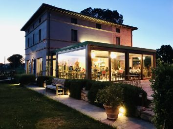 Un'accogliente locanda circondata da natura, con ristorante e piscina per momenti di relax.