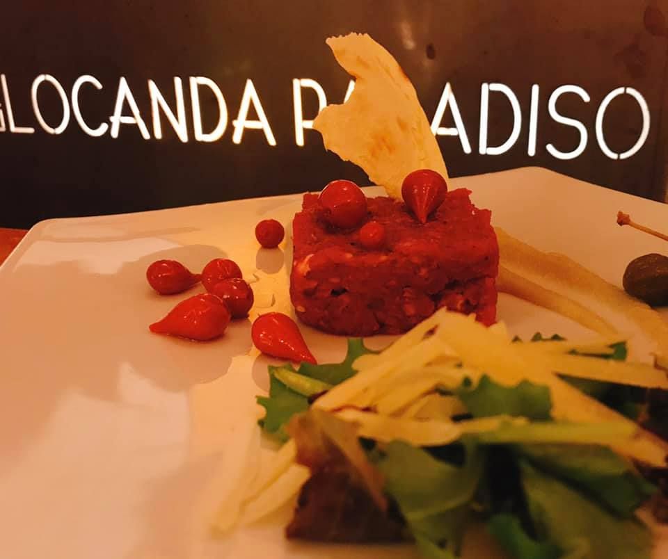 Ein Gourmetgericht mit Fleisch und Saucen, elegant in einem Restaurant präsentiert.
