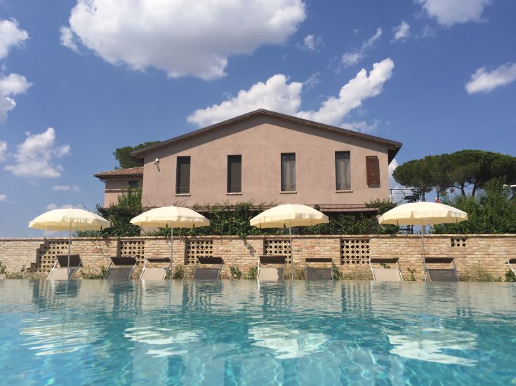 Un agriturismo con piscina, lettini e un ambiente tranquillo ideale per momenti di relax.