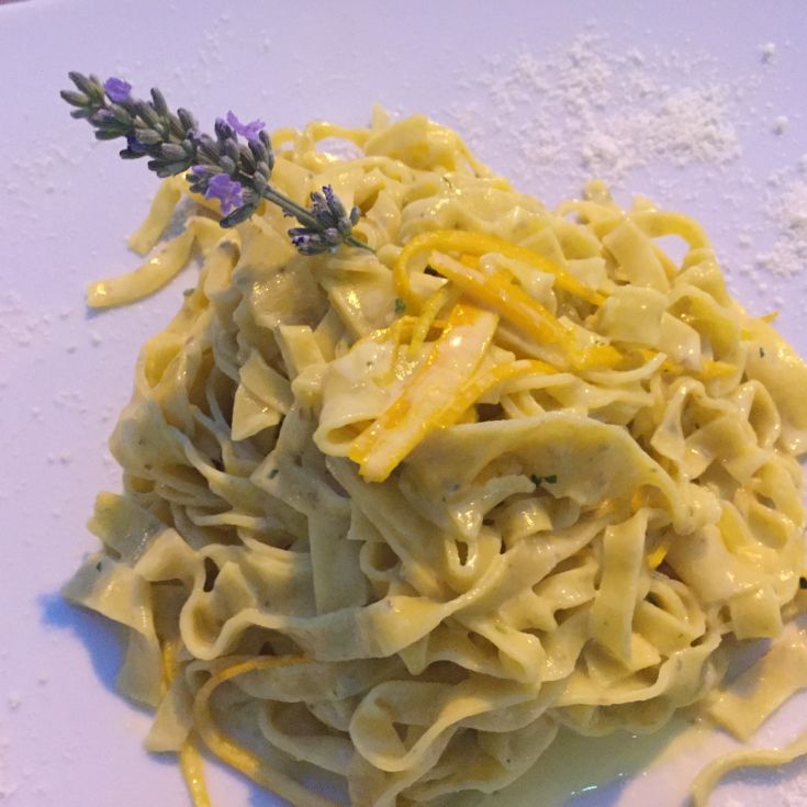 Un piatto di pasta con una crema al limone e una leggera nota di lavanda.