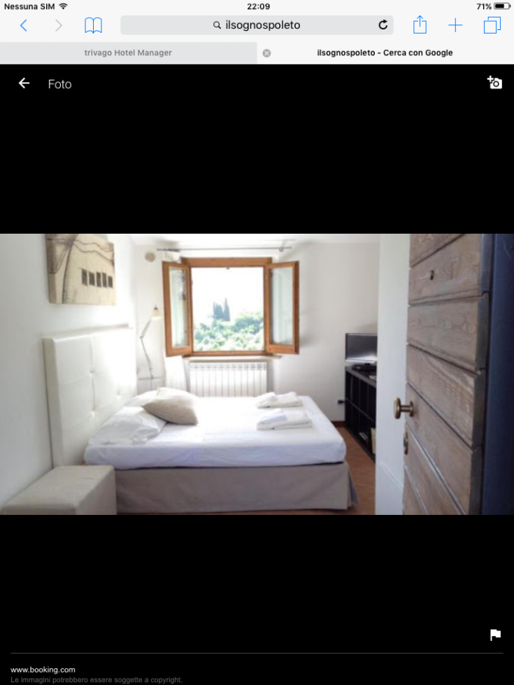 Bright room with a view of the countryside, perfect for moments of relaxation.