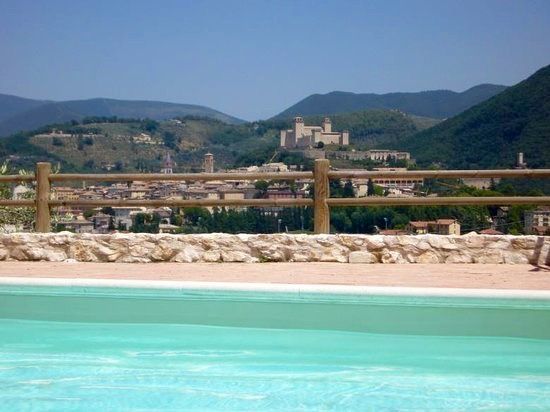 Scene in Spoleto featuring a pool with a palace in the background.