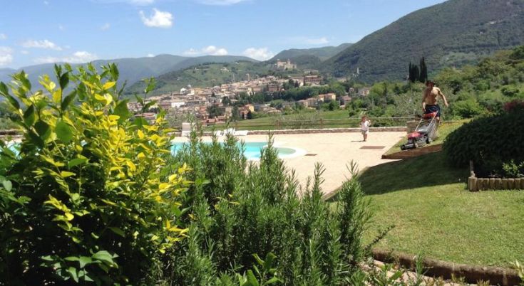 View of Spoleto featuring a well-maintained garden and a tidy swimming pool.