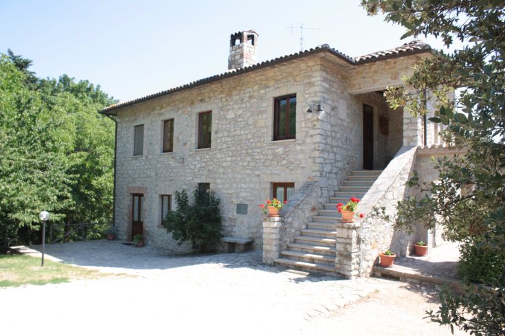 Agriturismo surrounded by the greenery of Umbria, perfect for relaxing moments and nature walks.