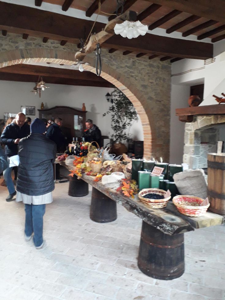 A warm Umbrian agriturismo decorated with simple elements and local decorations.