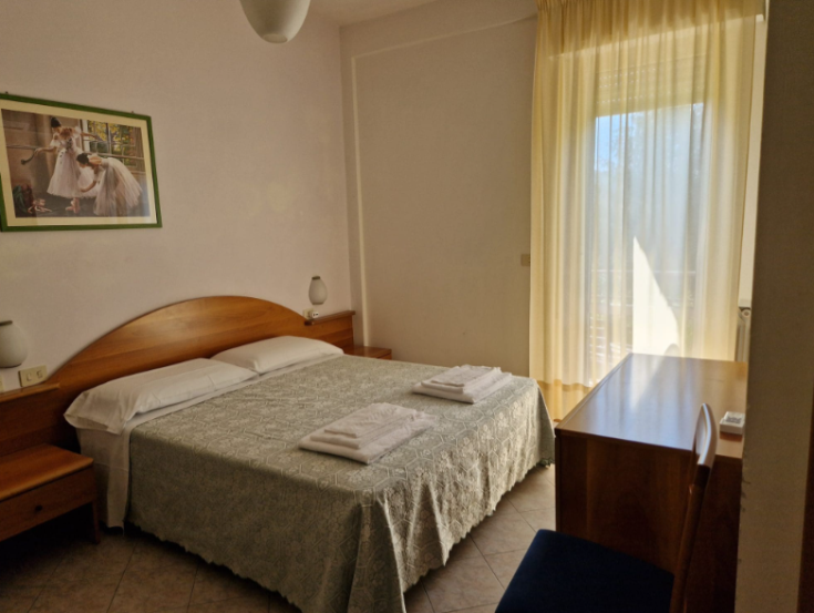 Spazio tranquillo e luminoso con arredo essenziale e comfort. Ideale per un soggiorno rilassante.