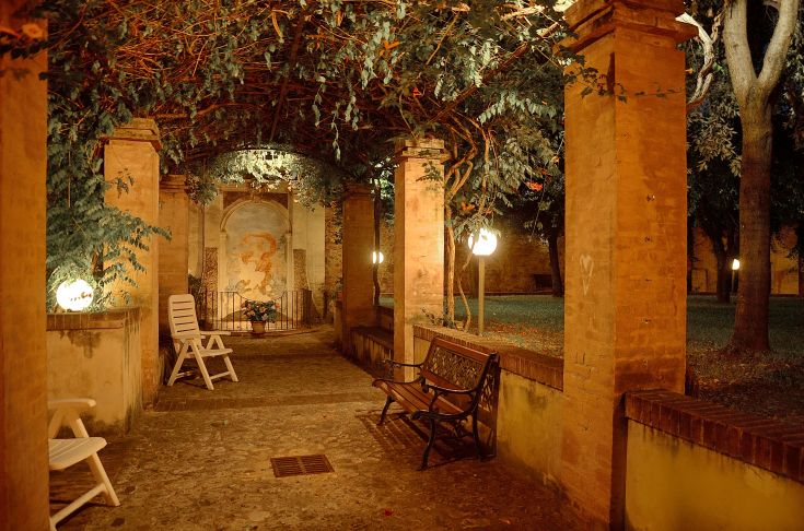 Eine Ecke eines historischen Gebäudes mit einem gepflegten Garten, ideal für momente der Entspannung im Freien.