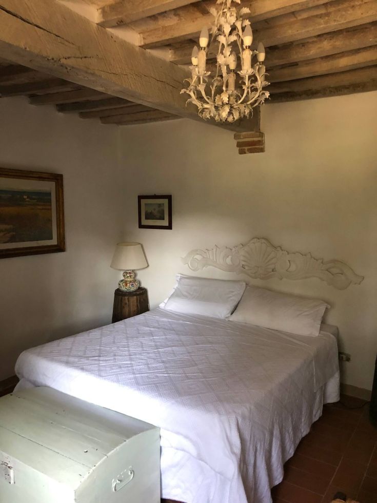 Gemütliches Schlafzimmer mit Doppelbett und Holzsims-Decke.