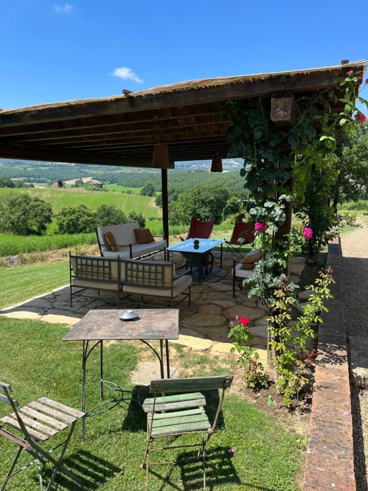 Eine gemütliche Terrasse mit Blick auf die Hügel, perfekt für entspannende Momente.