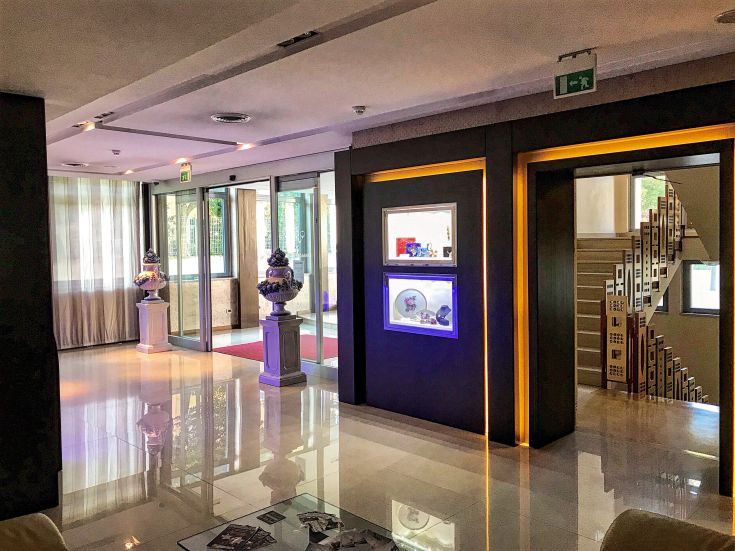 Entrée d'une résidence moderne avec de grandes fenêtres et un mobilier simple.