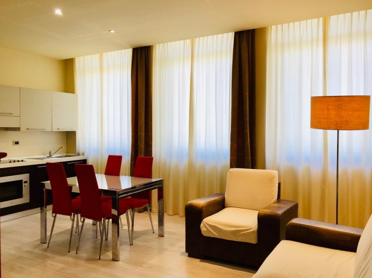 Grand appartement moderne avec cuisine et salon, parfait pour un séjour agréable.