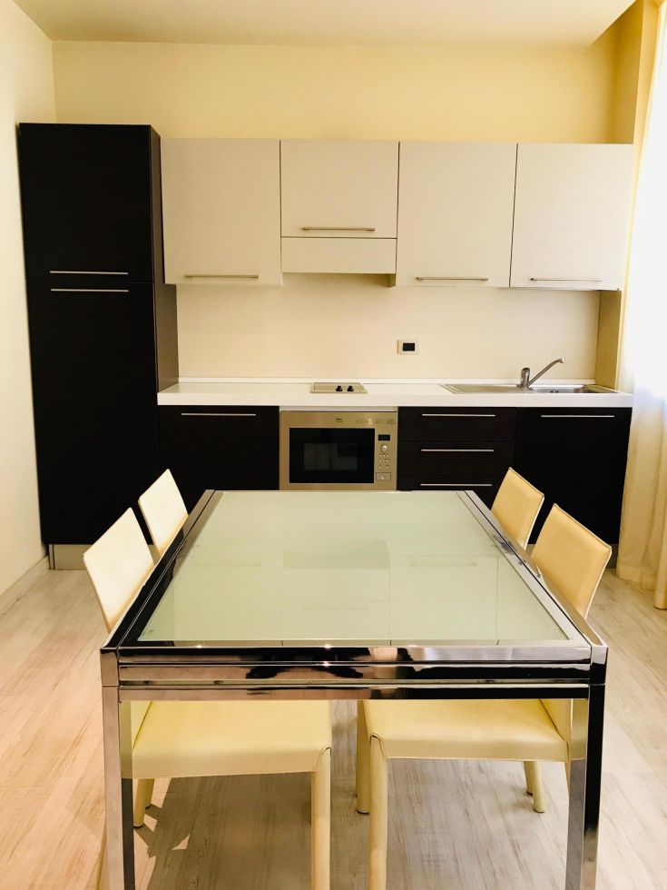 Cuisine lumineuse et pratique avec des détails simples et accueillants.