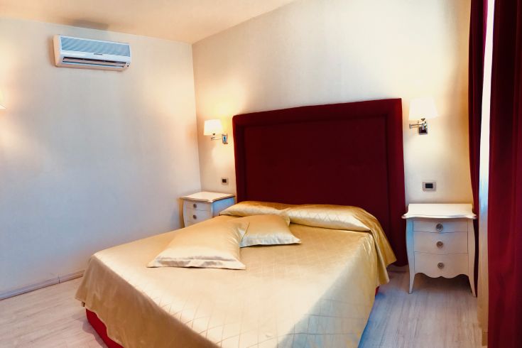 Chambre double au design simple, équipée de la climatisation et du Wi-Fi.