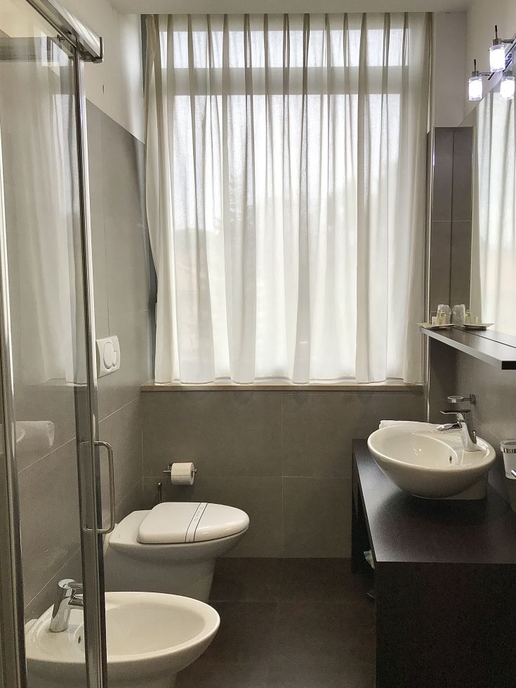 Salle de bain simple et lumineuse, avec des éléments pratiques et une bonne luminosité.