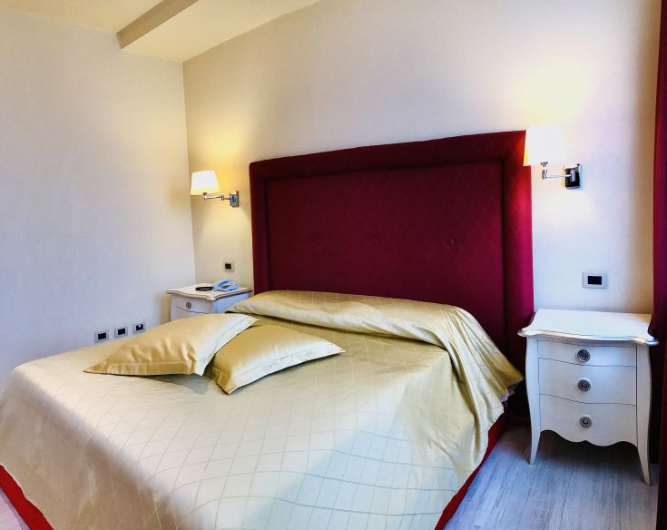 Chambre essentielle avec lit double, idéale pour un séjour confortable et fonctionnel.