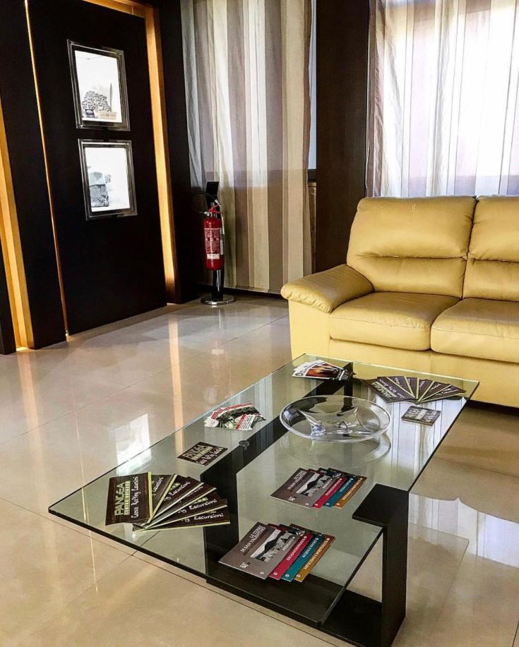 Salon lumineux avec un canapé confortable et une table basse en verre, idéal pour des moments de détente.