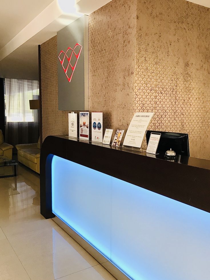 Réception moderne avec des meubles simples et accueillants, équipée de technologies pour le service aux clients.