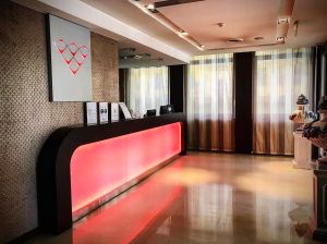 Zone de réception d'un bâtiment avec un éclairage chaud et un mobilier pratique dans un cadre sobre et accueillant.