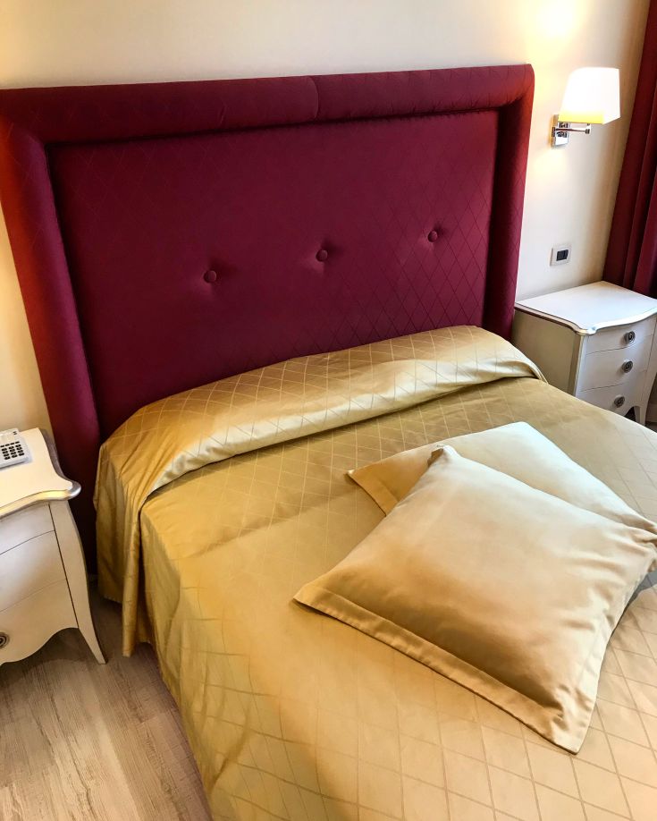 Chambre au design simple, avec un lit double et des tons chauds pour une ambiance accueillante.