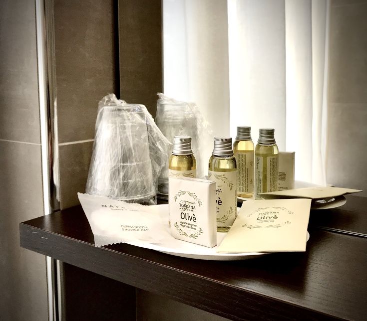 Articles de salle de bain de qualité dans un environnement sobre et moderne.