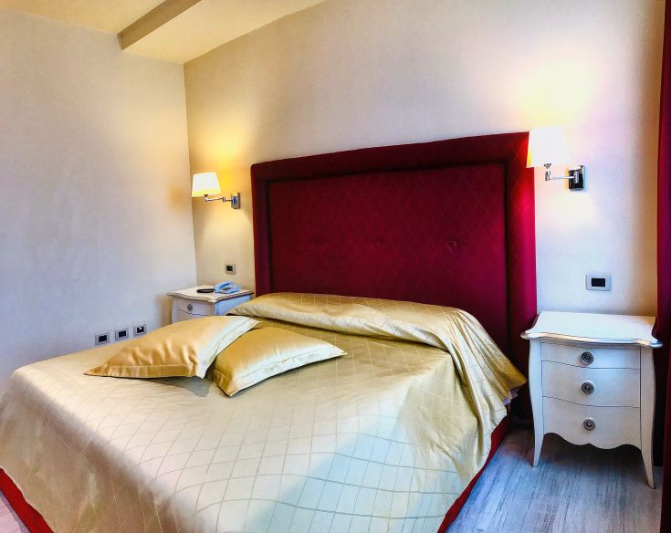 Chambre confortable avec un lit double et des détails de décoration agréables, idéale pour un séjour relaxant.