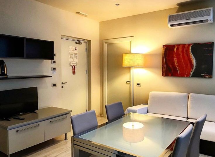 Appartement fonctionnel et accueillant dans une résidence, équipé de conforts modernes.