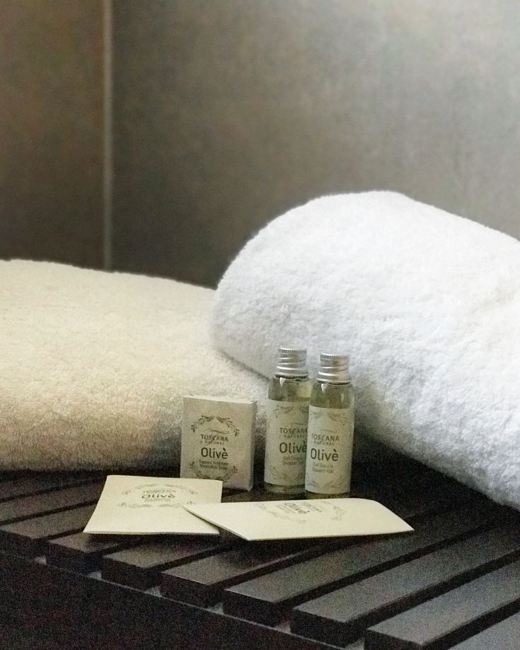Détails d'un environnement tranquille avec des serviettes et des produits de bien-être.
