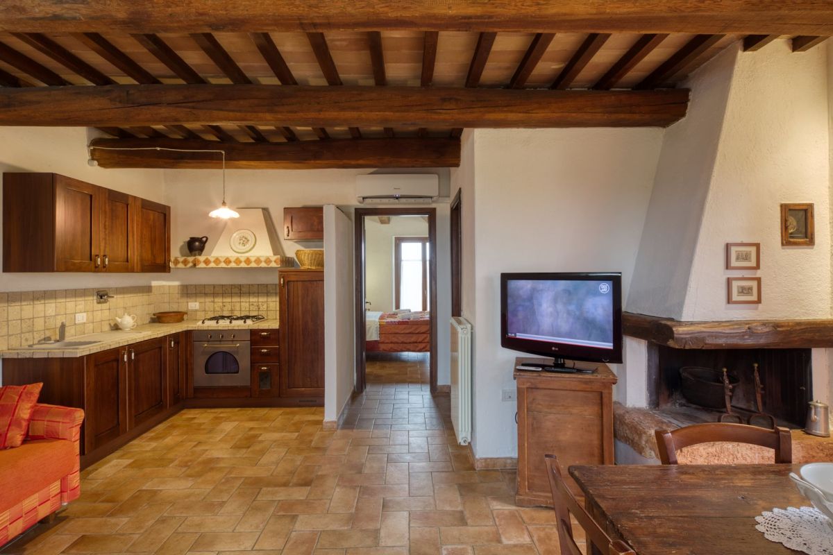 Accogliente appartamento dotato di cucina, soggiorno e zona notte all'interno di un agriturismo.