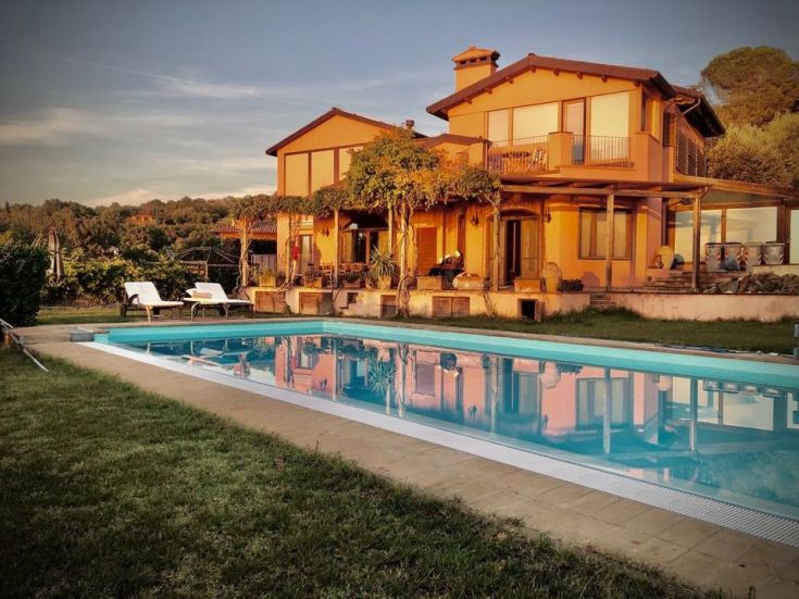Questa villa, immersa nella tranquillità nei pressi del Lago Trasimeno, presenta una piscina e spazi rilassanti.