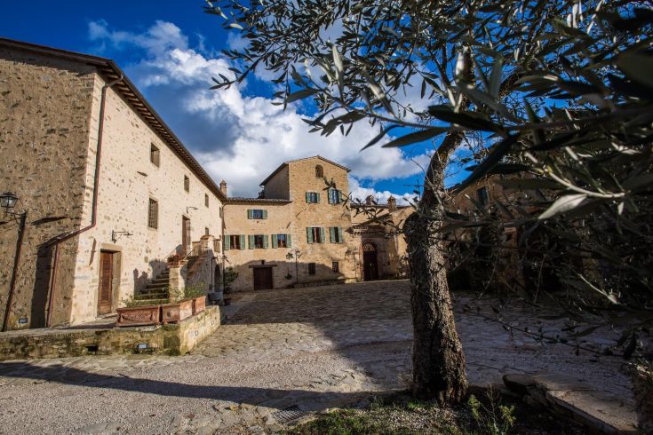 Un borgo medievale immerso nel verde, offre appartamenti confortevoli e spazi per eventi.
