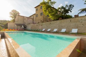 Ritrovo tranquillo in un borgo medievale immerso nella natura, ideale per una fuga dal quotidiano.