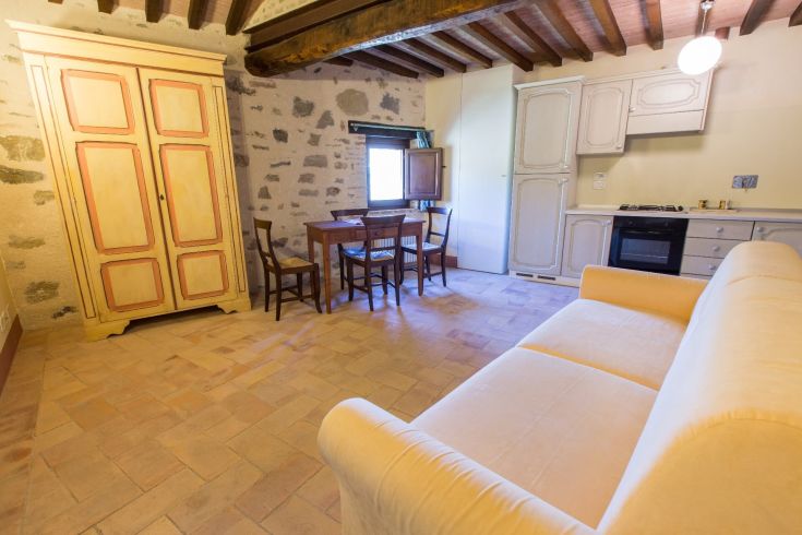 Ambiente luminoso e confortevole con una cucina funzionale e una zona pranzo.