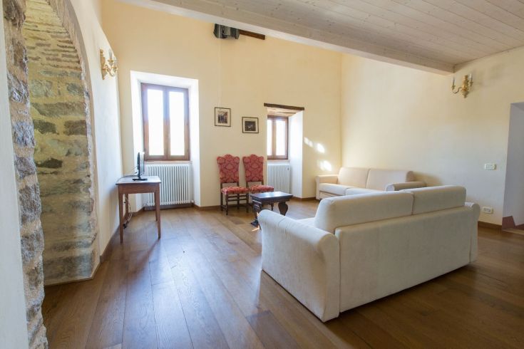 Soggiorno luminoso e accogliente con panorama sulla campagna umbra.