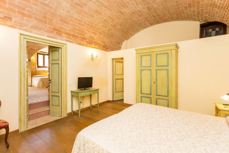 Interno di un palazzo con soffitto a volta, situato in un borgo storico e tranquillo dell'Umbria.