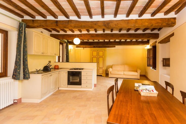 Appartamento spazioso e accogliente con cucina e soggiorno in open space, perfetto per momenti di tranquillità.