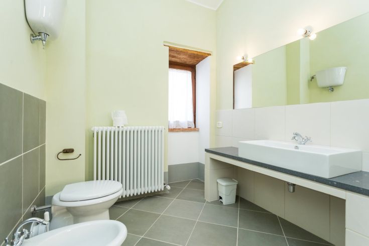 Scena di un bagno moderno caratterizzato da elementi minimalisti e tonalità chiare.