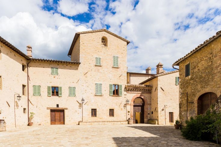 Borgo Colognola presenta appartamenti e aree per eventi immersi in un ambiente naturale tranquillo.