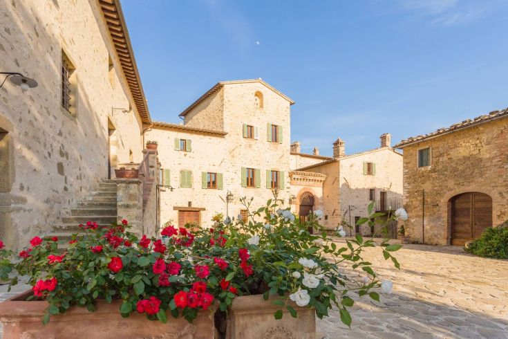 Panorama del borgo Colognola, caratterizzato da edifici storici e un ambiente naturale accogliente.