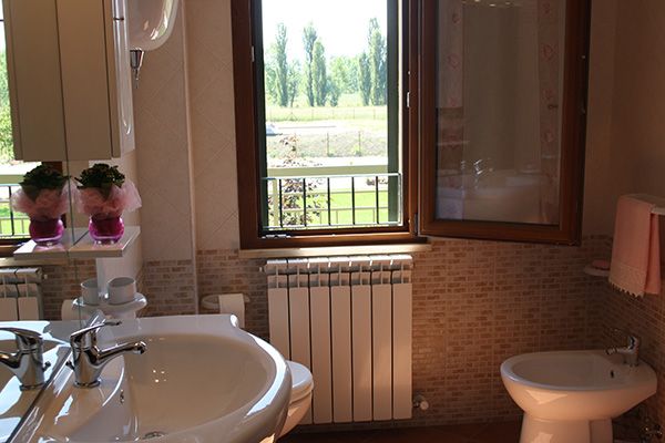 Spacious and bright bathroom designed for comfort, overlooking the Umbrian countryside.