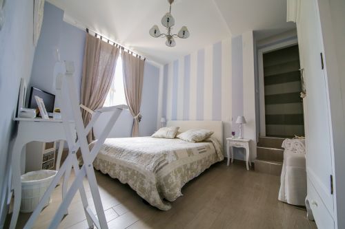 Ein gut eingerichtetes Zimmer im B&B La Vecchia Tenenza, im gemütlichen Shabby-Chic-Stil.