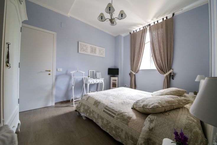 Shabby chic room style, perfect for a cozy living space.